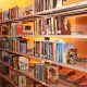 Imagem mostra uma prateleira com diversos livros, localizada no CILA, local onde ocorrem mensalmente o Programa Clube de Leitura em Itu.