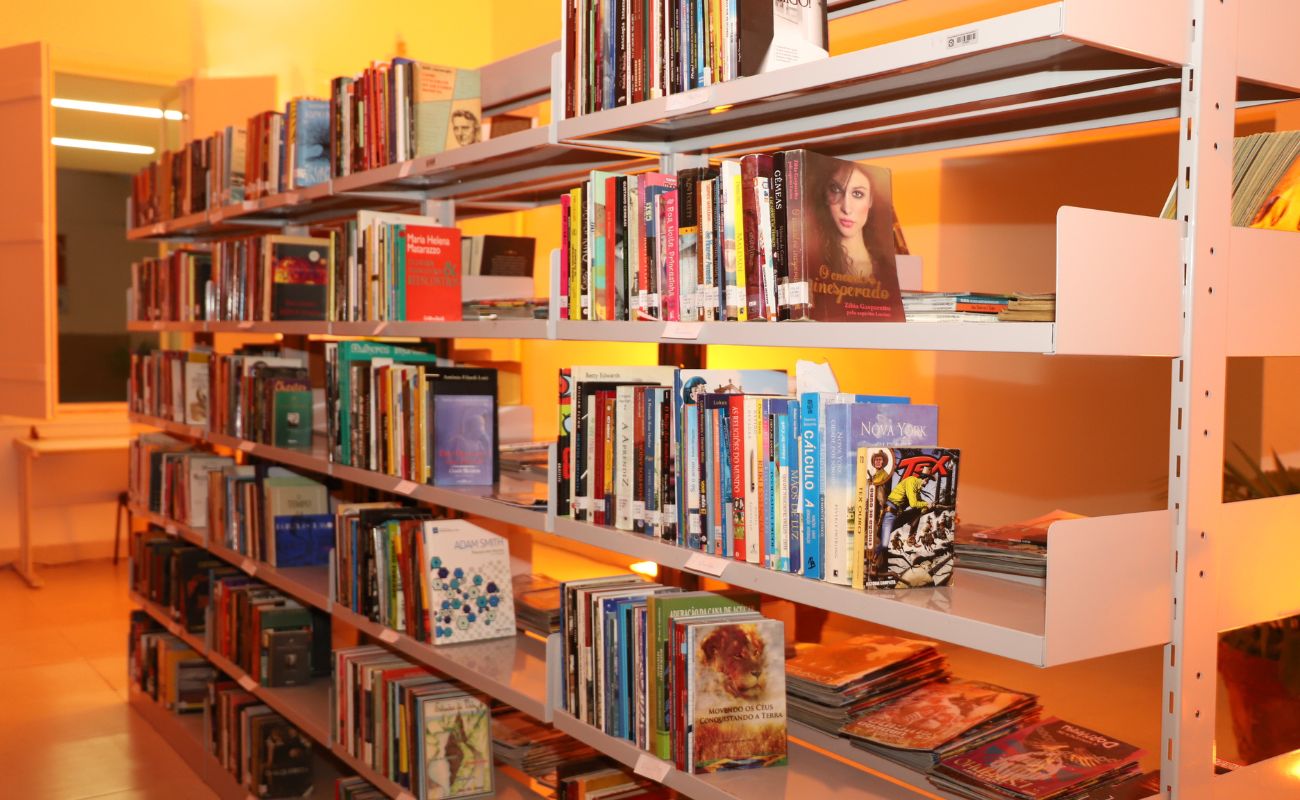 Imagem mostra uma prateleira com diversos livros, localizada no CILA, local onde ocorrem mensalmente o Programa Clube de Leitura em Itu.