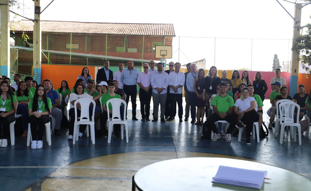Imagem mostra o prefeito Guilherme Gazzola e autoridades junto aos alunos da escola estadual Rogério Rogério Lazaro Toccheton, a primeira a aderir ao programa de estágio remunerado