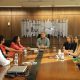 Imagem mostra o prefeito Guilherme Gazzola reunido com a equipe gestora da Faculdade Unimax conversando sentados, sobre o convênio firmado para estágio para estudantes de Medicina