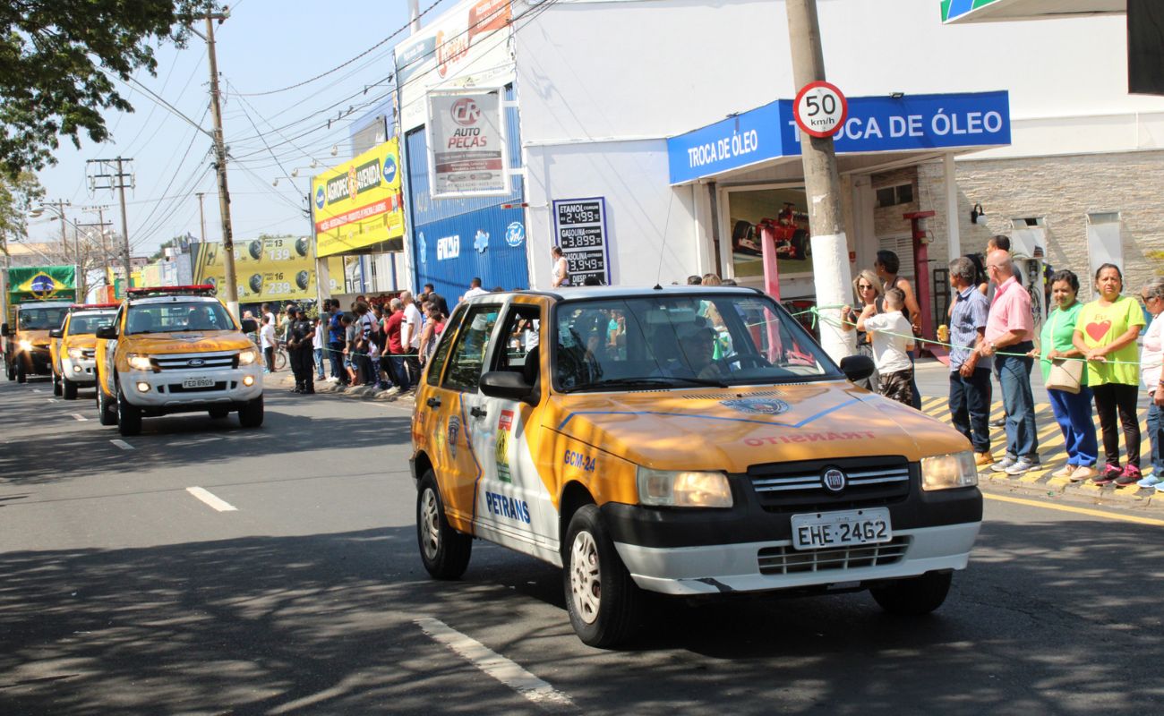 Imagem mostra carreata de carros da Petrans em desfile de 7 de Setembro
