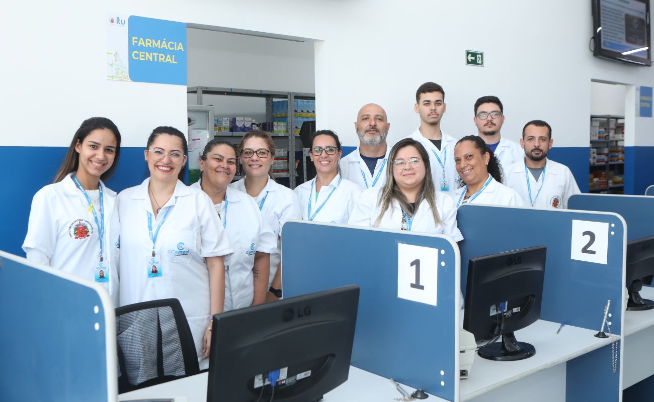 Imagem mostra a equipe da Farmácia Central que foi reinaugurada ontem (26/09)
