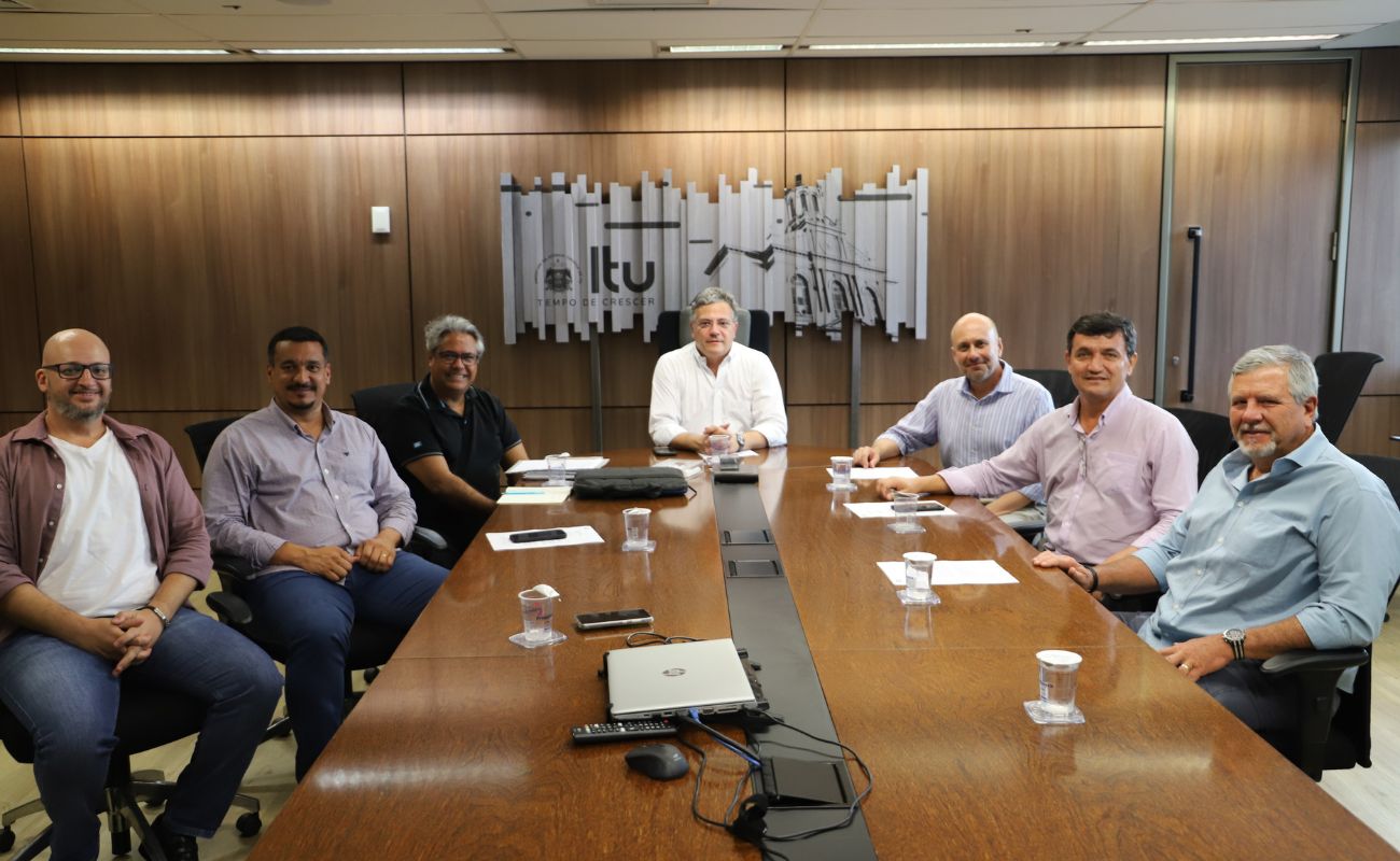 Imagem mostra o prefeito Guilherme Gazzola junto a secretários municipais e os responsáveis pelo Grupo Sueco Atlas Copo no Brasil