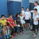 Imagem mostra o Secretário de Esportes Gilmar Pereira junto as crianças participantes da Copa Futsal Menores