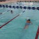 Imagem mostra duas crianças nadando na piscina do Estádio Novelli Junior, o local está com inscrições abertas para aulas de natação.