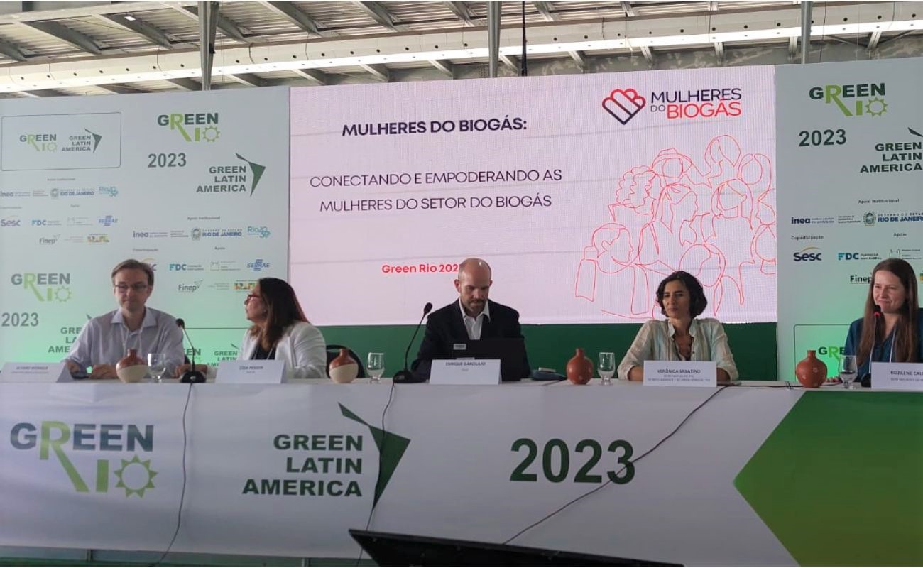 Imagem mostra a secretária Verônica Sabatino em bancada com demais autoridades no evento Green Rio 2023.