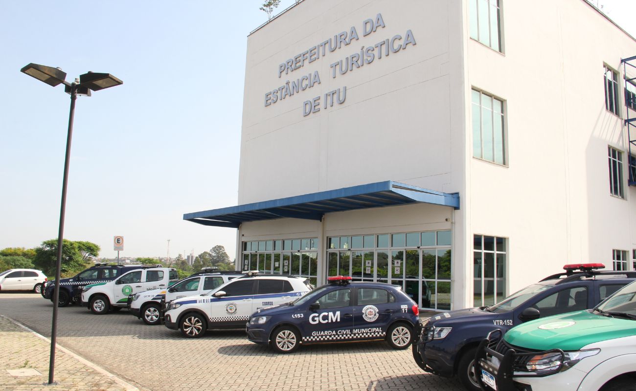 Imagem mostra as viaturas da GCM posicionadas em frente ao Paço Municipal em dia de reunião da Central Regional de Inteligência e Monitoramento