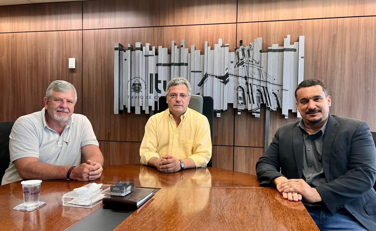Imagem mostra o prefeito Guilherme Gazzola junto aos secretários Gilmar Dias e Roberto Barreira em conversa sobre mudanças no secretariado municipal.