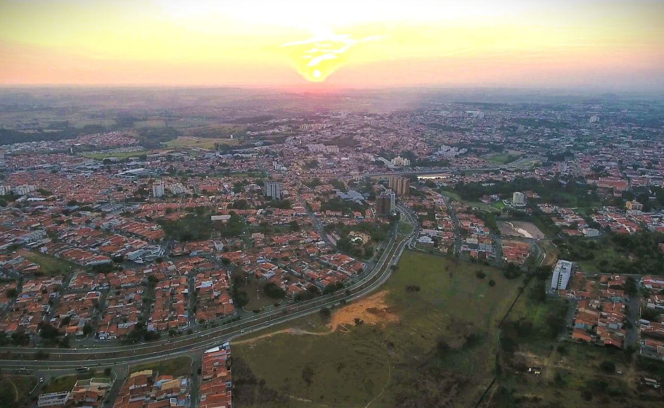 Imagem aérea mostra a cidade de Itu ao por do sol, a cidade está mais uma vez com seu saldo de empregos junto ao Caged positivo.