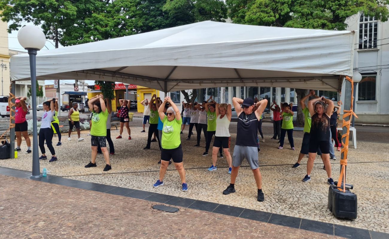 Imagem mostra pessoas se exercitando na Praça da Matriz, a menção divulga as diversas atividades que serão realizadas em comemoração ao mês da pessoa idosa