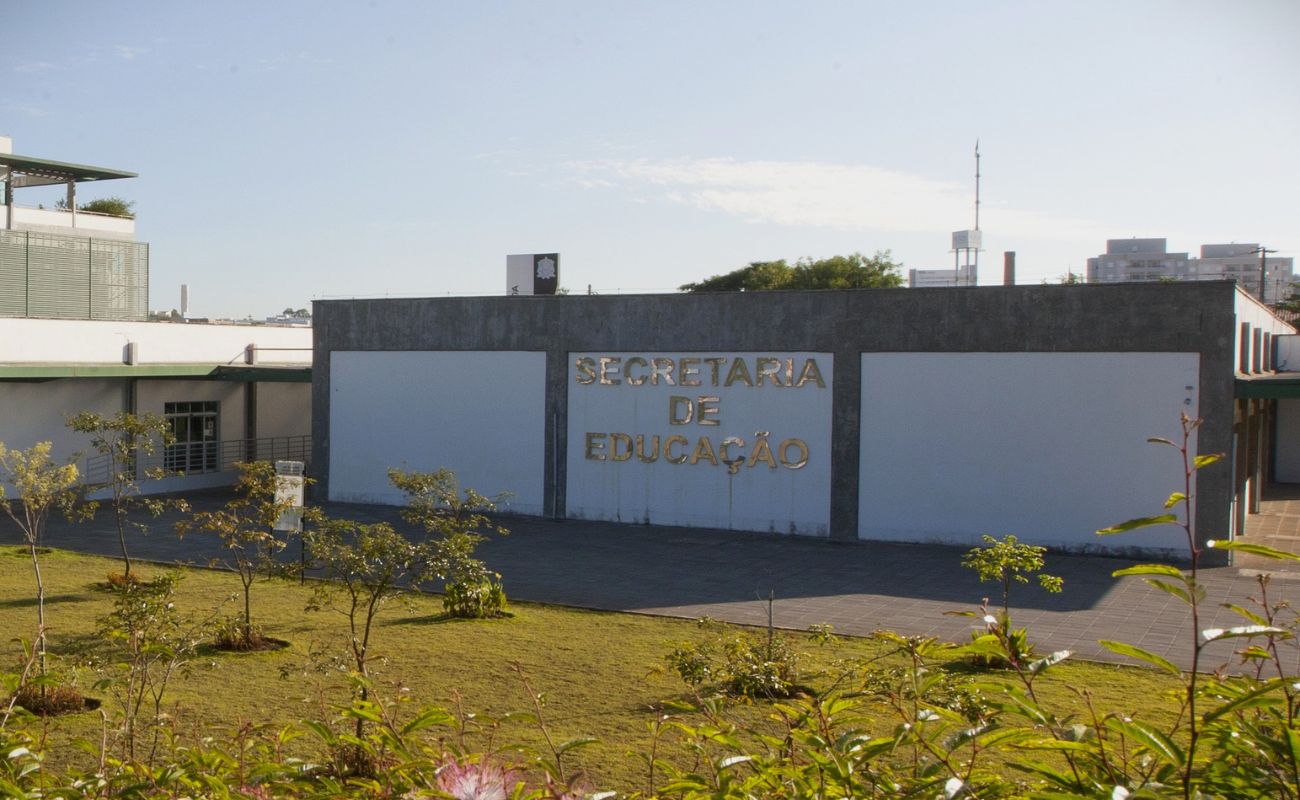 Imagem mostra a fachada da Secretaria de Educação, local que se encontra o auditório da Prefeitura, onde ocorrerá as palestras sobre Inovações Digitais.