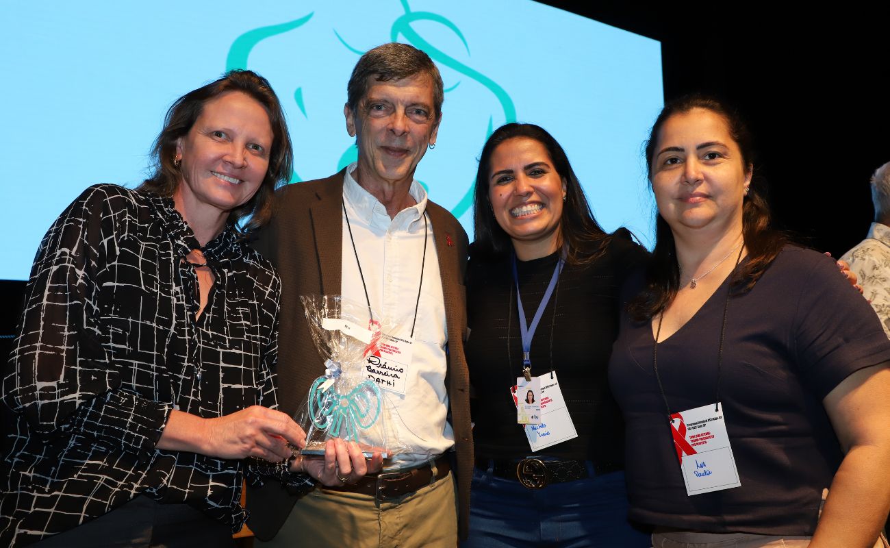 Imagem mostra a Secretária de Saúde Janaina Guerino com sua equipe no momento de receber a premiação referente a durante a 8ª Semana Paulista de Mobilização contra a Sífilis e Sífilis Congênita