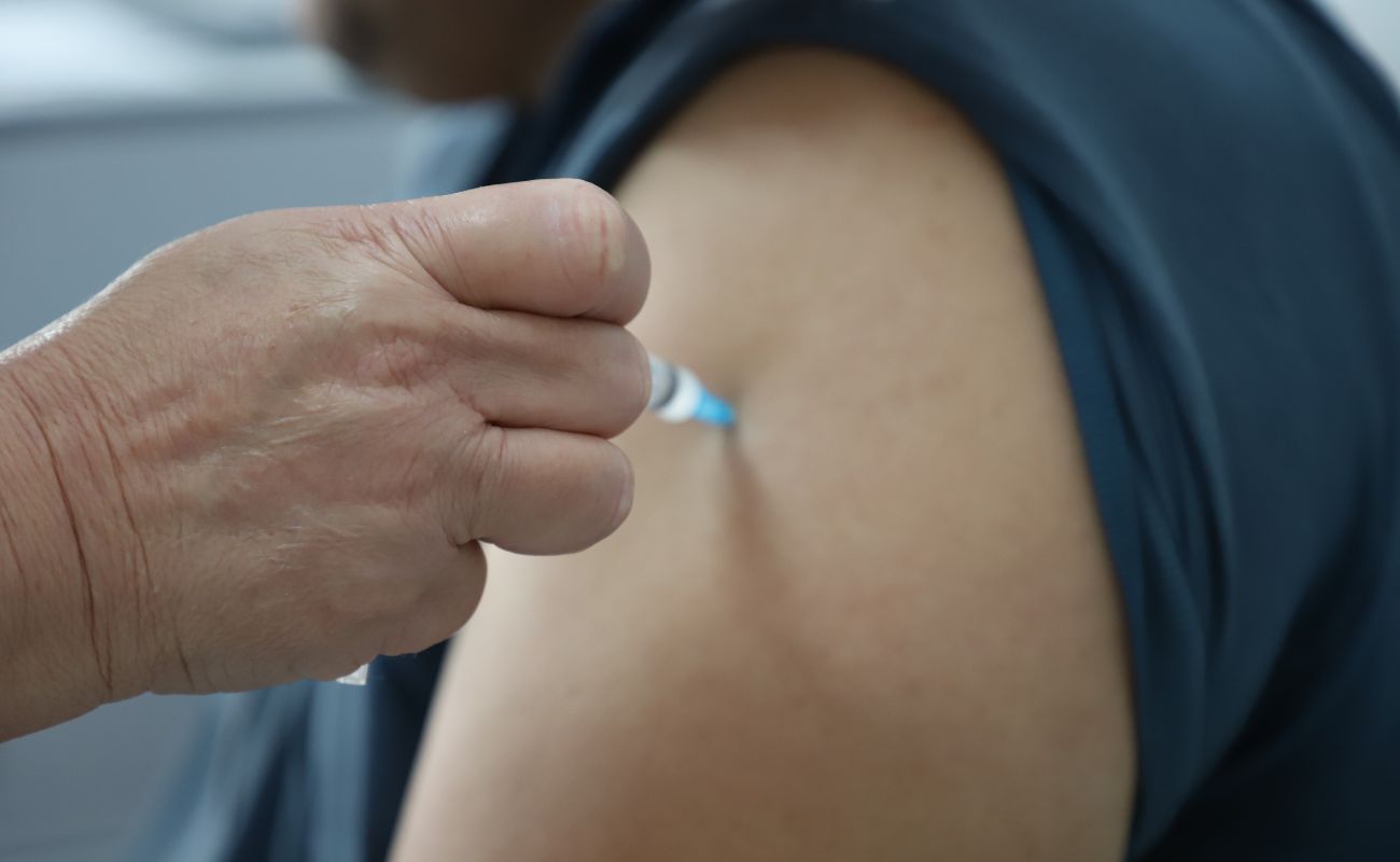 Imagem mostra em foco um braço recebendo uma das vacinas mencionadas na Campanha de Vacinação nas UBS de Itu