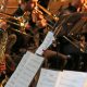 Imagem mostra os músicos com seus instrumentos em momento de concerto da Banda União dos Artistas