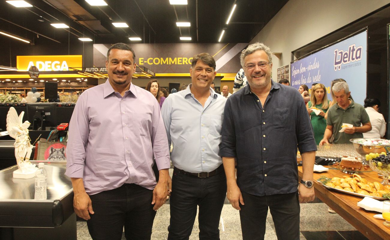Imagem mostra o prefeito Guilherme Gazzola junto ao secretário de planejamento Gilmar Pereira e o presidente da rede Delta, Alexandre Ferrato