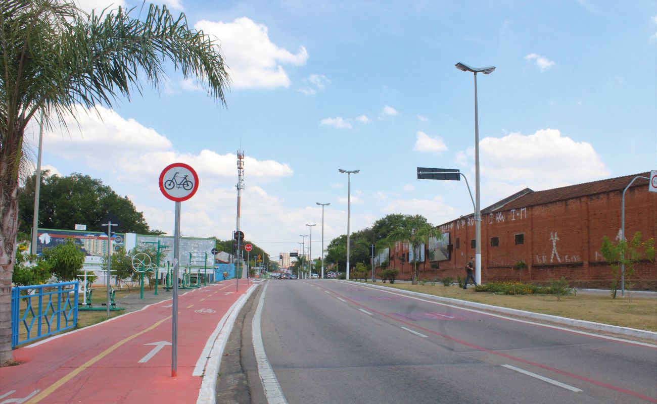 Imagem mostra a Avenida Galileu Bicudo sem movimentos de carros, local que ocorrerá o Treinão Solidário de Natal