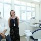 Imagem mostra o prefeito Guilherme Gazzola ao lado da secretária de saúde Janaiana Guerino no consultório odontológico da Rede Saber IV.