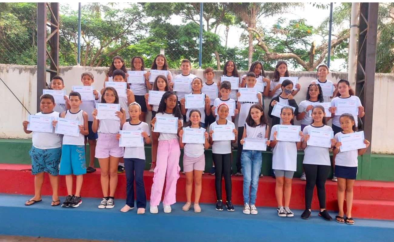 Imagem mostra as crianças de Itu que se destacaram na Olimpiada Brasileira de Matemática.