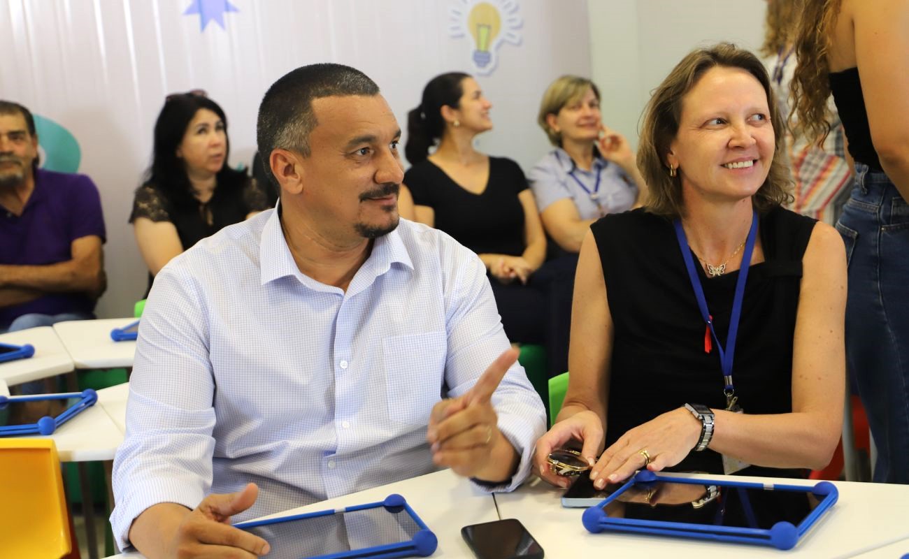 Imagem mostra o Secretário de Planejamento Gilmar Pereira e a Secretária de Saúde Janaina Guerino em inauguração do Espaço Criar na Escola Convenção de Itu