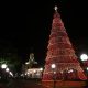 Imagem mostra a grande e iluminada árvore de natal na Praça da Matriz, local que ocorrerá o Festival de Vozes de Natal