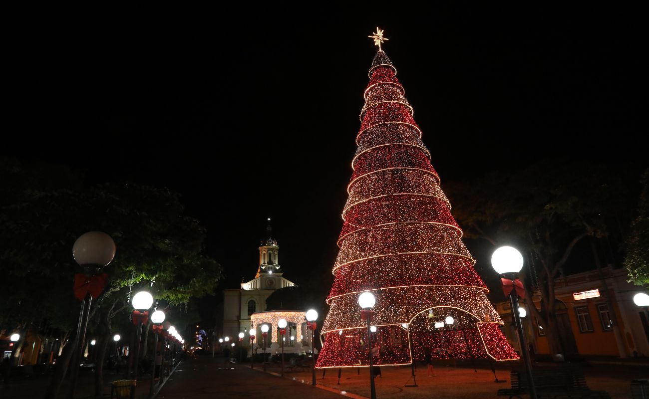 Imagem mostra a grande e iluminada árvore de natal na Praça da Matriz, local que ocorrerá o Festival de Vozes de Natal