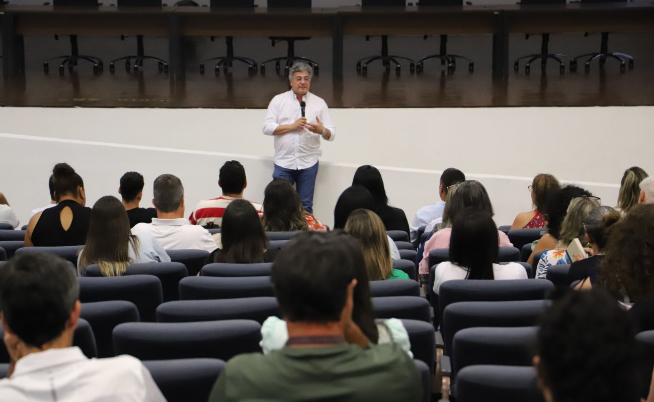 Imagem mostra o prefeito Guilherme Gazzola falando com os participantes da palestra sobre Direitos da Criança e do Adolescente no auditório da Prefeitura