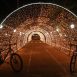 Imagem mostra o túnel iluminado com duas bicicletas na entrada, um dos locais que serão percorridos no evento Passeio ciclístico urbano