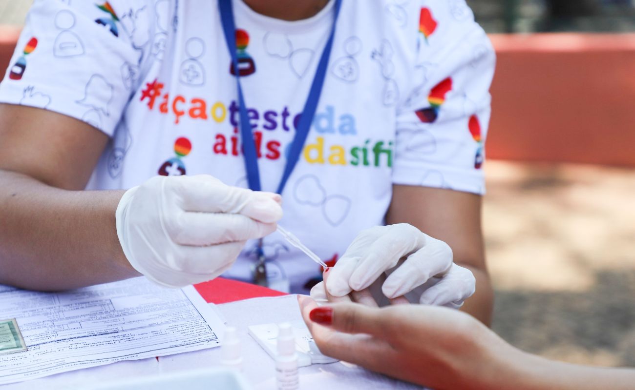 Imagem em foco mostra uma testagem rápida de HIV, sífilis sendo realizado