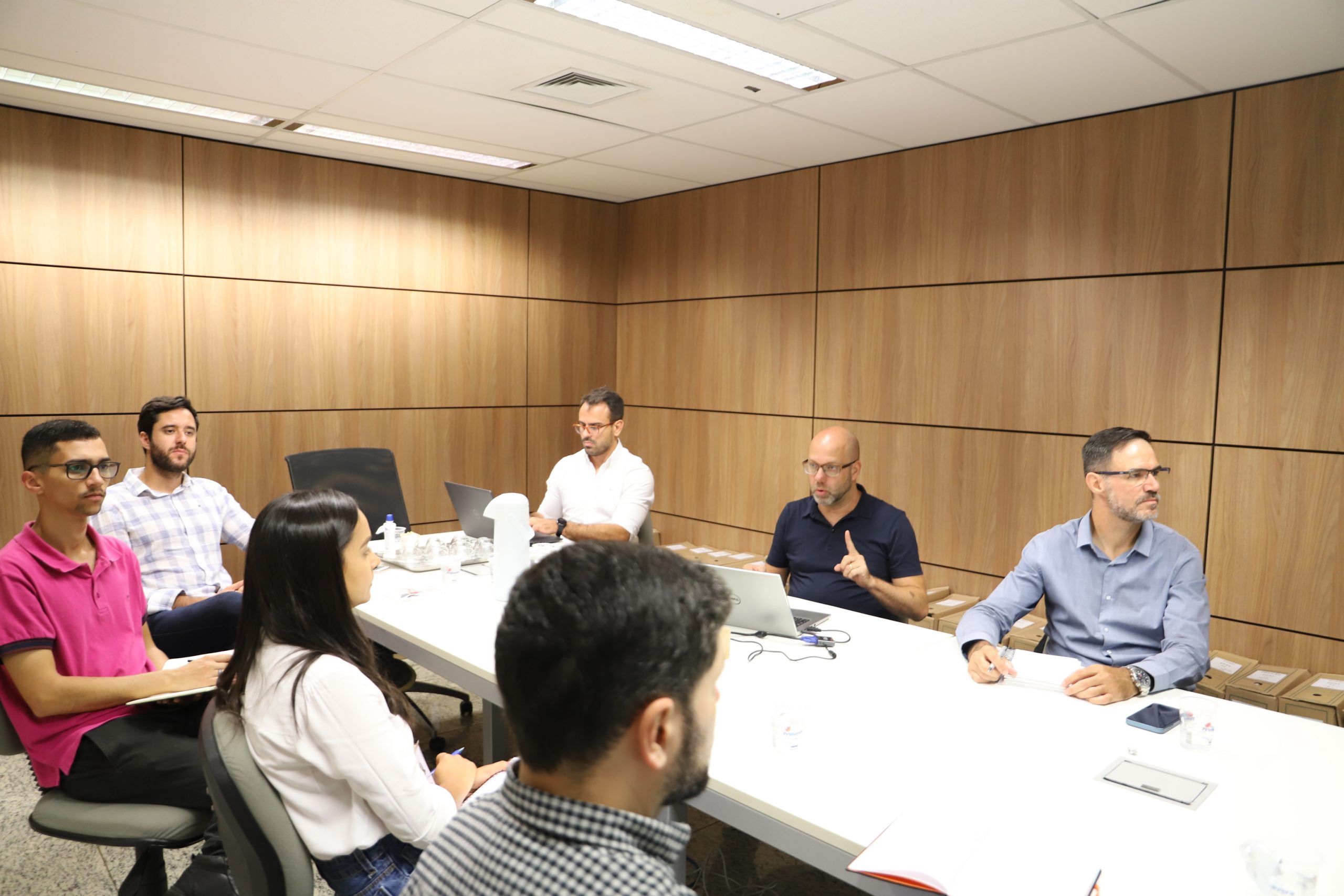 Imagem mostra o Secretário de Administração Lucas Cardoso com sua equipe em reunião referente a implantação de previdência complementar no serviço público municipal