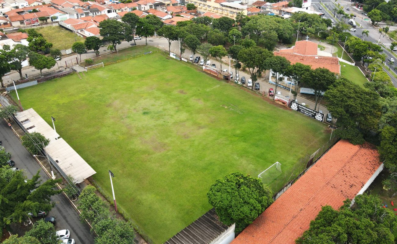 Imagem mostra o campo de futebol Wilson Bellon, local onde serão realizadas as aulas gratuitas da escolinha escolinha de futebol em Itu.
