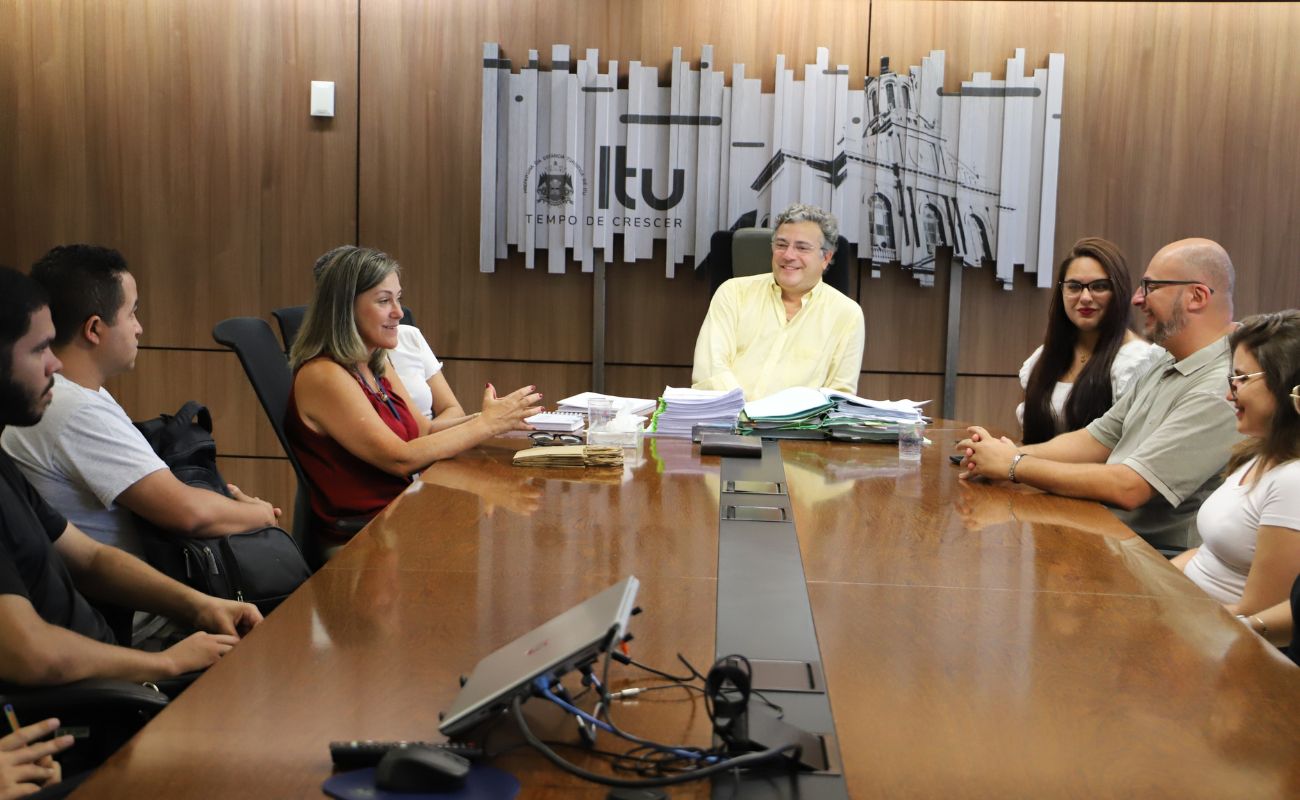 Imagem mostra o prefeito Guilherme Gazzola em seu gabinete junto a sua equipe recepcionando os novos aprovados em concurso público.