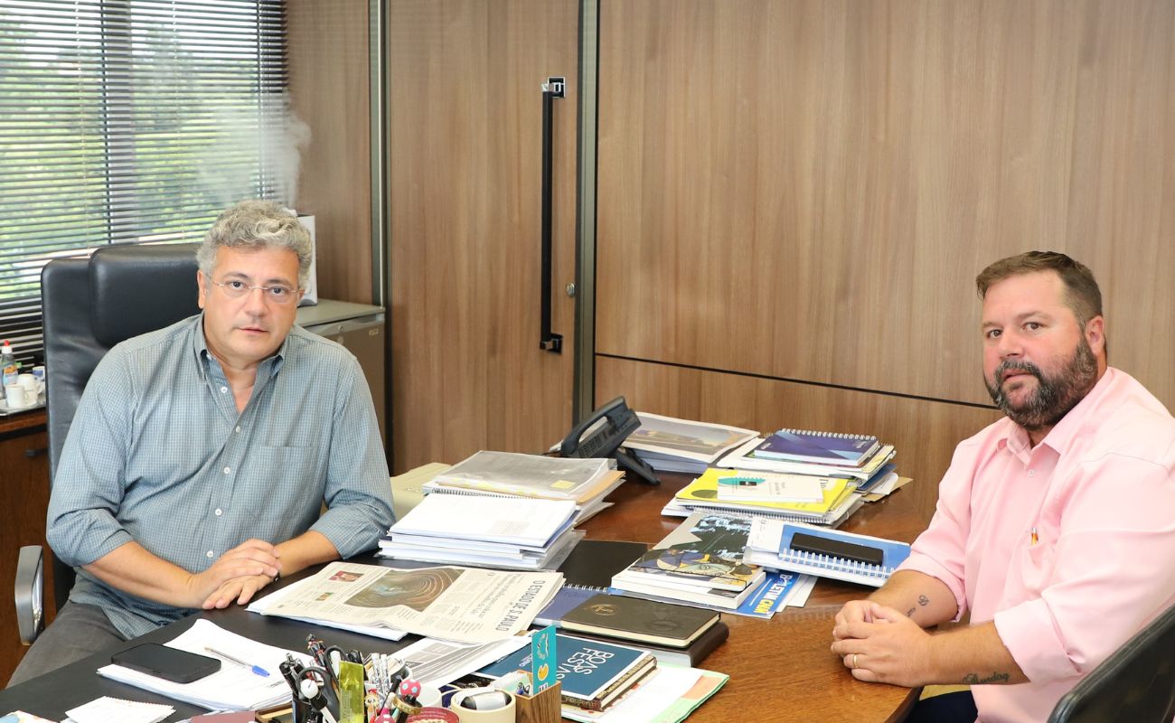 Imagem mostra o prefeito Guilherme Gazzola junto ao secretário de esportes Diego Corsi em reunião sobre os Campeonatos amadores de Futebol em Itu