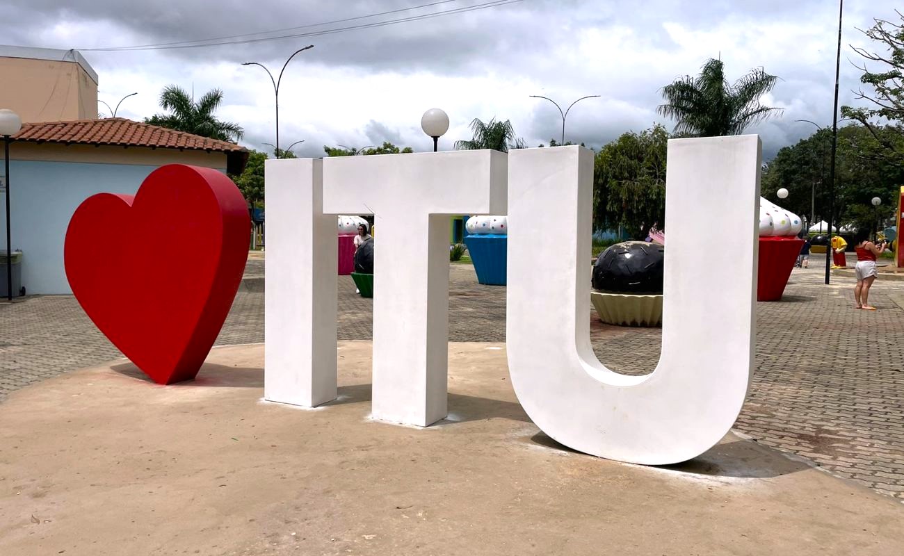 Imagem mostra o nome da cidade de Itu em letras grandes, instalado na Praça Periscópio, um dos locais que ocorrerão as atividades gratuitas com artistas contemplados pela lei Paulo Gustavo