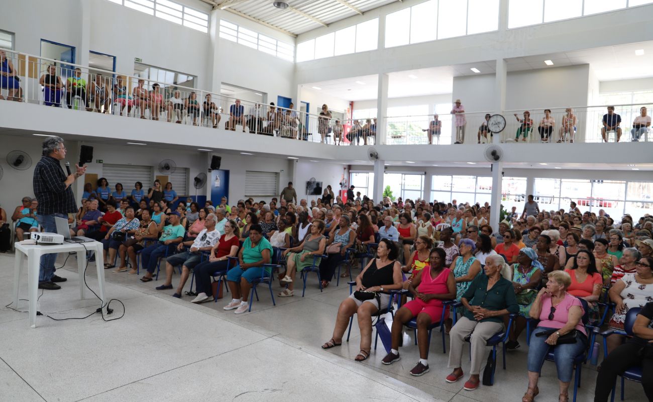 Imagem mostra o prefeito Guilherme Gazzola no palco do Grupo da Melhor Idade em momento de boas vindas aos frequentadores.