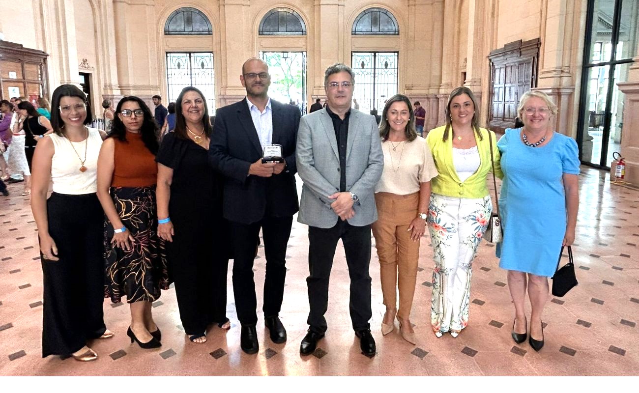 Imagem mostra o prefeito Guilherme Gazzola com sua equipe em prêmio que deixa Itu entre as cidades paulistas com maior número de leitores.