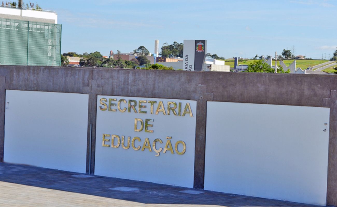 Imagem mostra a fachada da Secretaria de Educação de Itu, local onde são tratadas as demandas da Rede Municipal de Educação da cidade.