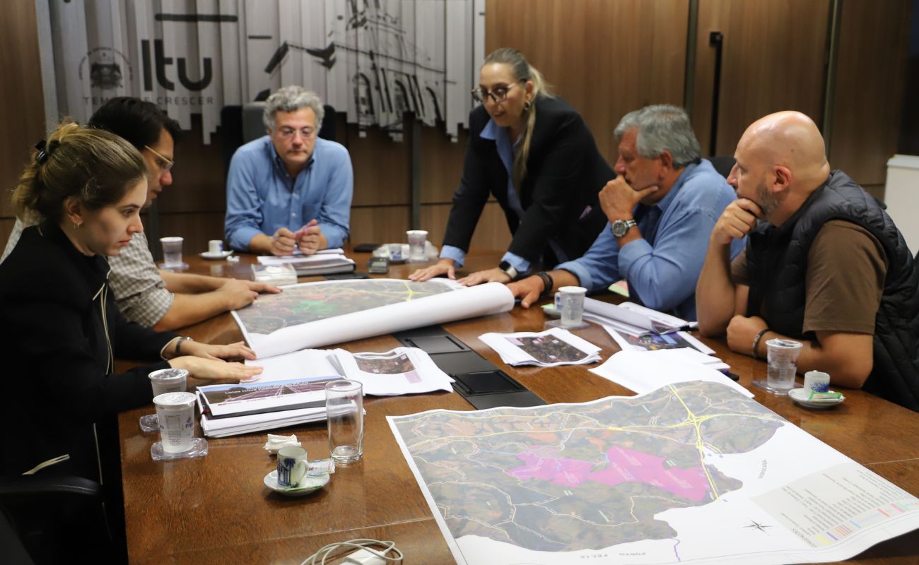 Imagem mostra o prefeito Guilherme Gazzola junto a sua equipe em momento de reunião com o Secretário Estadual, Rafael Benini, em Parcerias e Investimentos