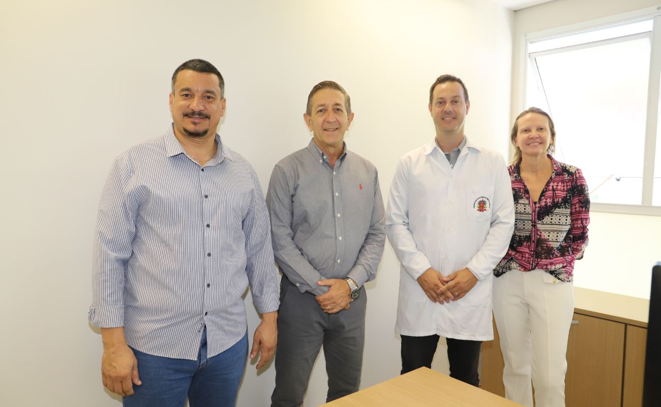 Imagem mostra os secretários de saúde, segurança e planejamento, junto ao Dr. Fábio Savoy, que estará no time do spaço Cuidar – Ambulatório da GCM
