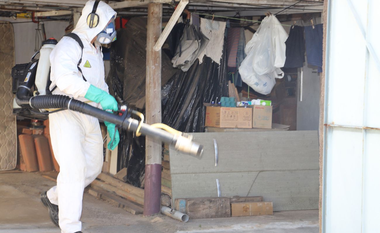 Imagem mostra um agente em momento de combate a dengue