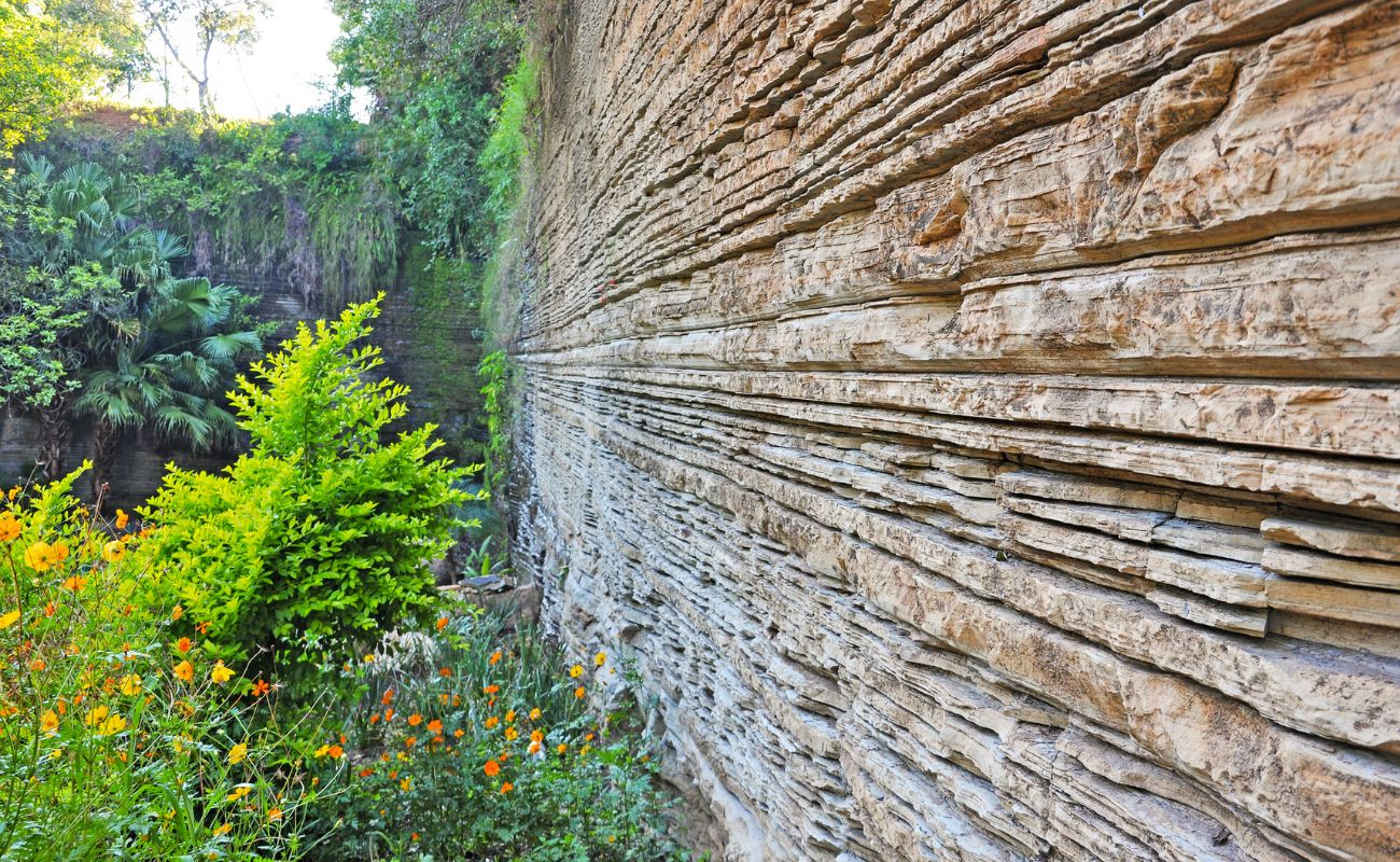 Imagem mostra um paredão formado por rocha do Varvito.