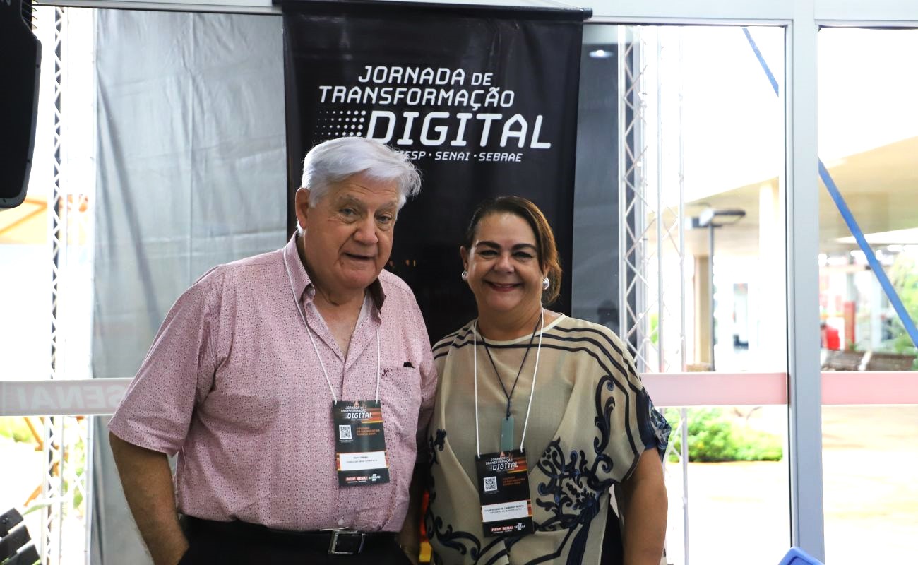 Imagem mostra o Secretário de Emprego Olavo Volpato junto a vereadora Célia Rocha no evento Programa Jornada da Transformação Digital no Senai