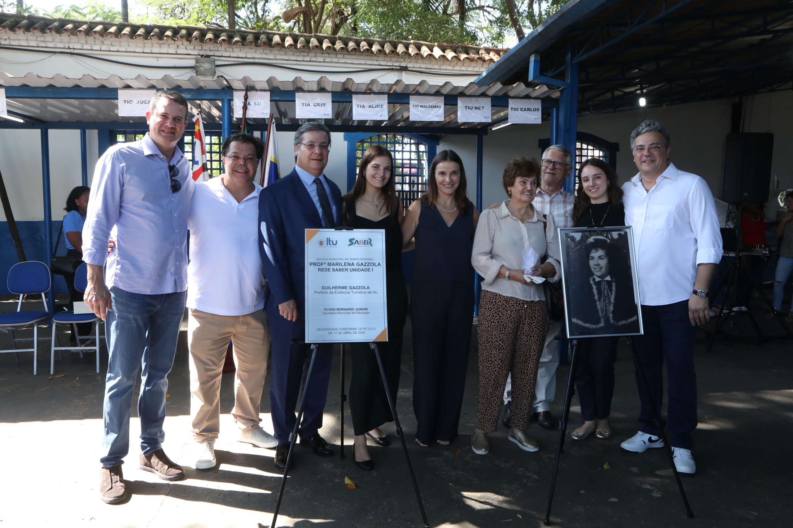 Imagem mostra o prefeito Guilherme Gazzola junto aos seus familiares.