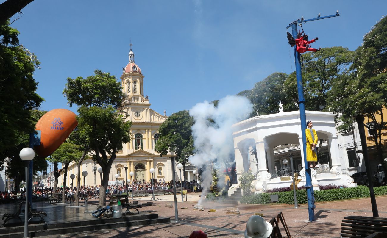 Imagem mostra a Praça da Matriz em momento de queima do judas