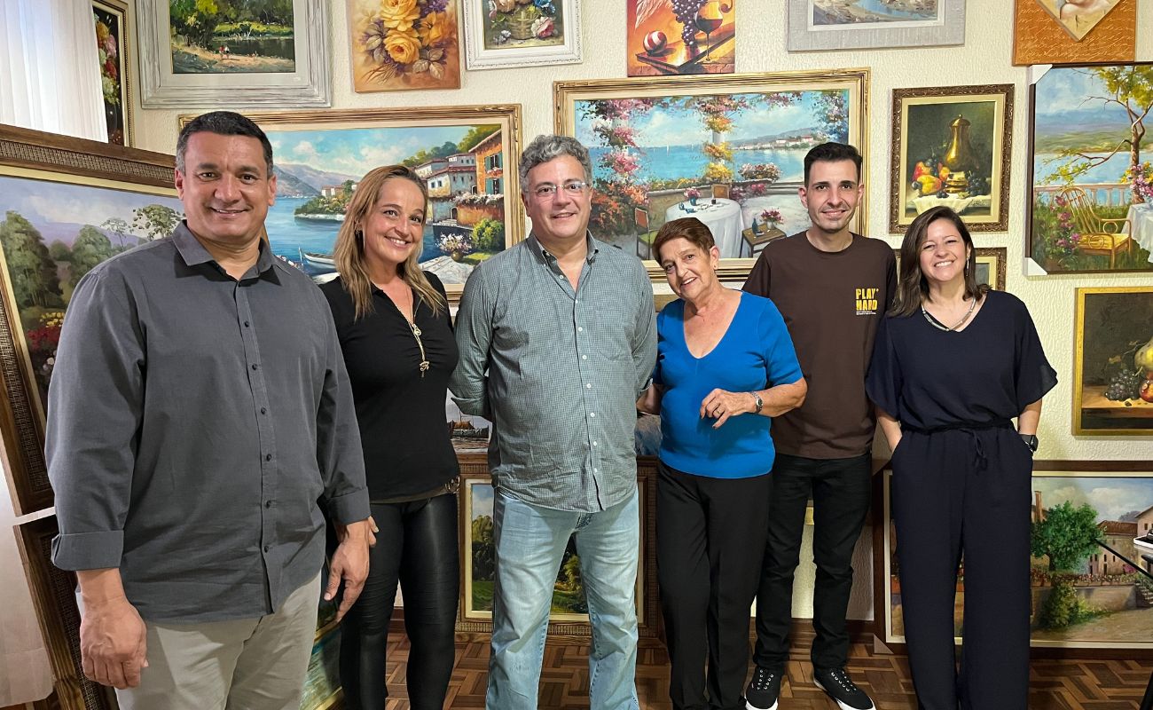 Imagem mostra o prefeito Guilherme Gazzola com o Secretário de Planejamento Gilmar Pereira e demais membros do levantamento de Espaços Culturais para a Rota das Artes.