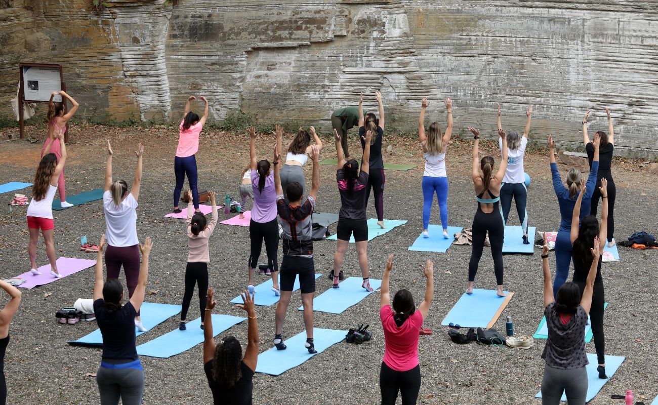 Imagem mostra mulheres em momento de aula de Yoga Livre, no Parque do Varvito.
