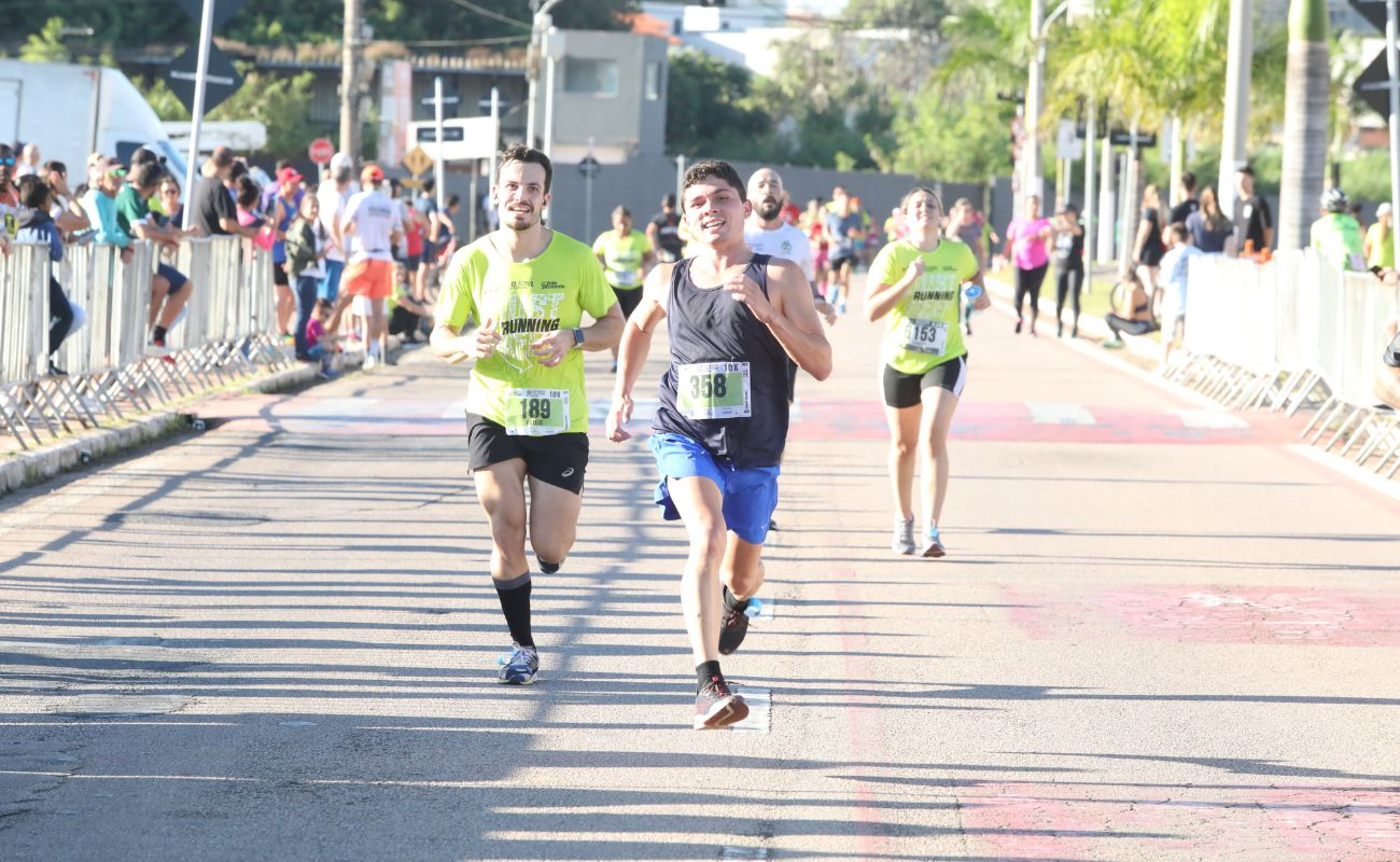 Imagem mostra duas pessoas correndo em edição anterior da Volta Pedestre.