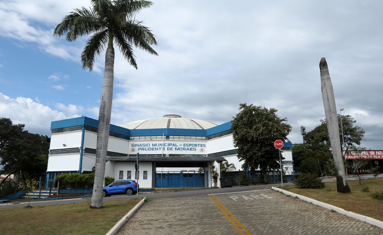 Imagem mostra a fachada do Ginásio Municipal Prudente de Moraes, local onde ocorrerá a Caravana Dia do Desafio.