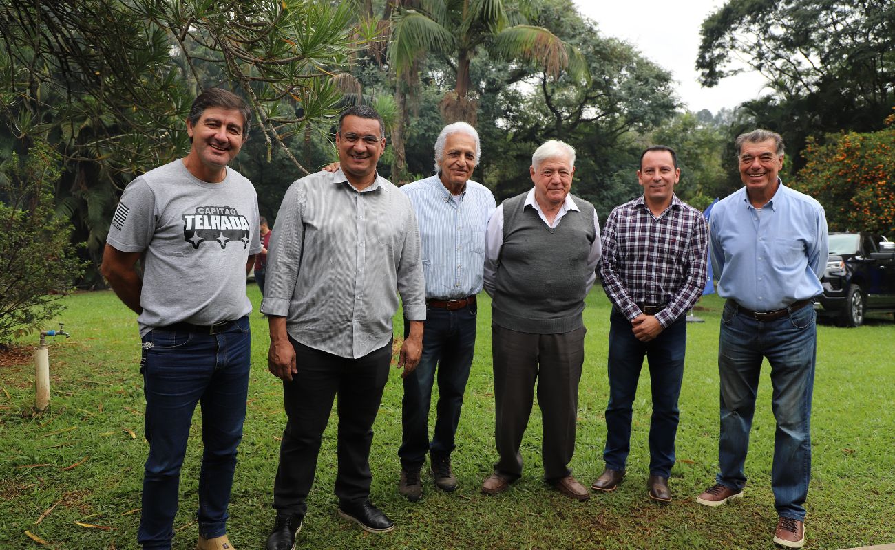 Imagem mostra o Secretário de Planejamento Gilmar Pereira e o Secretário de Emprego Olavo Volpado, junto a diversas autoridades em evento Dia de Campo.