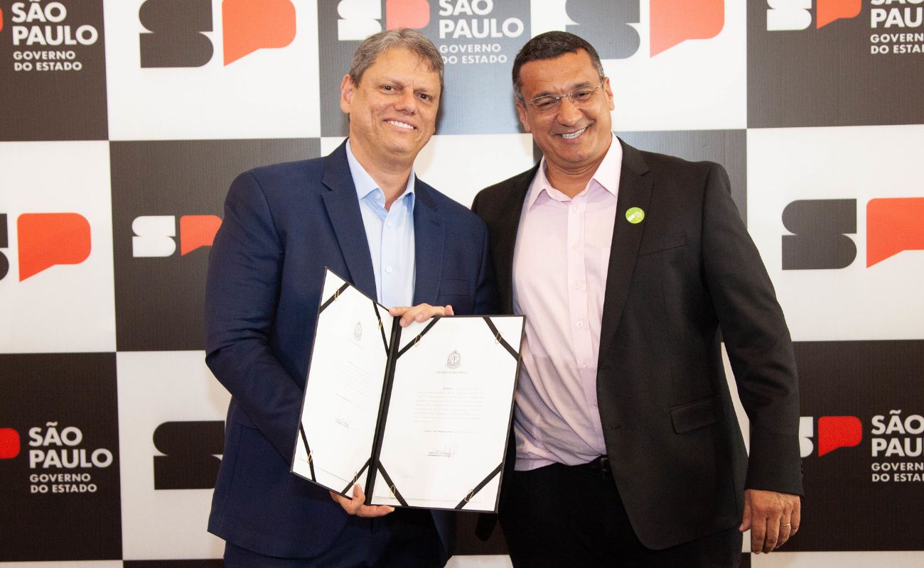 Imagem mostra o Secretário de Planejamento Gilmar Pereira junto ao Governador do Estado Tarcísio de Freitas em momento de apresentação do contrato de convênios para recapes e iluminação