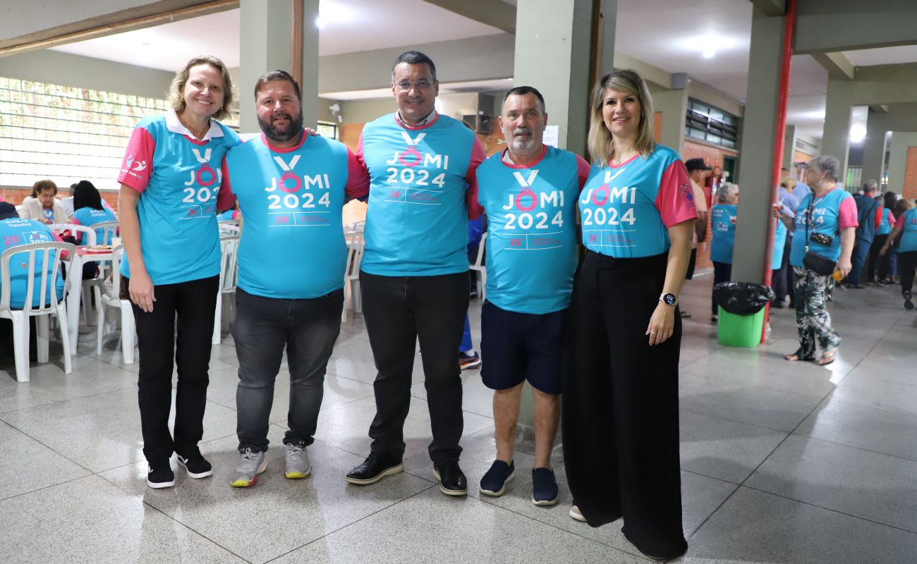 Imagem mostra o Secretário de Planejamento Gilmar Pereira e demais autoridades no 26º Jogos da Melhor Idade na cidade de Campo Limpo Paulista